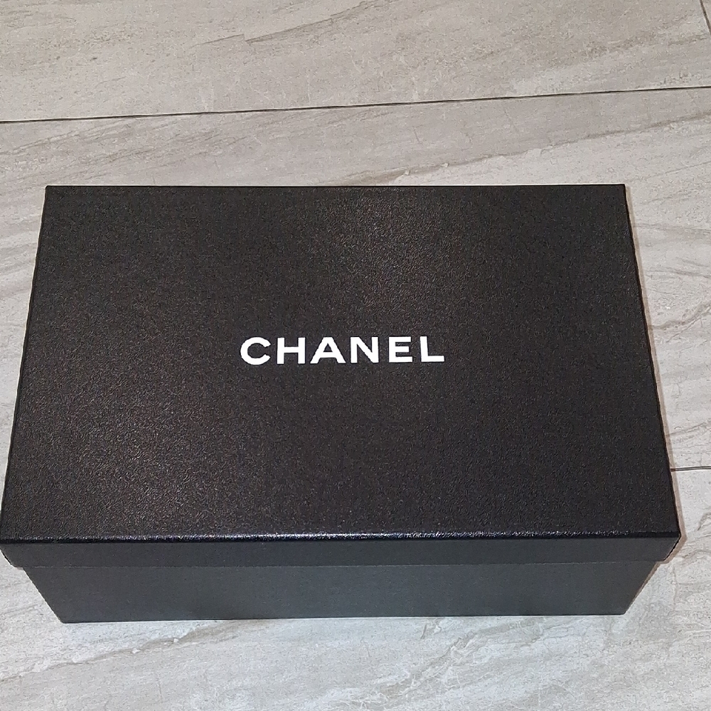 CHANEL Two-Tone Slingback Heels in Beige and Black - Picture 8 of 9